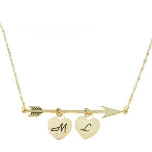 שרשרת חץ עם לבבות תלויים וחריטה