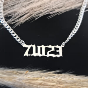 שרשרת גורמט עבה עם תאריך בכתב גוטי